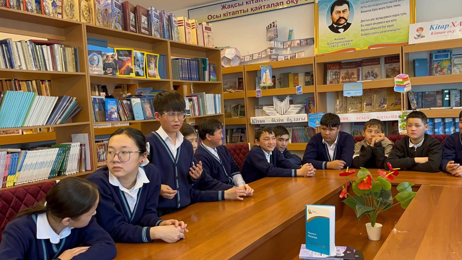 «Виртуалды өмір — шынайы өмір ме?» тақырыбында пікір алмасу сабағы өткізілді